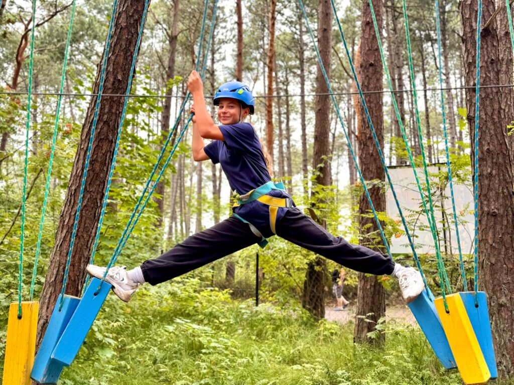 Najlepsze obozy i kolonie letnie dla dzieci Explorus Camp Wrocław park linowy